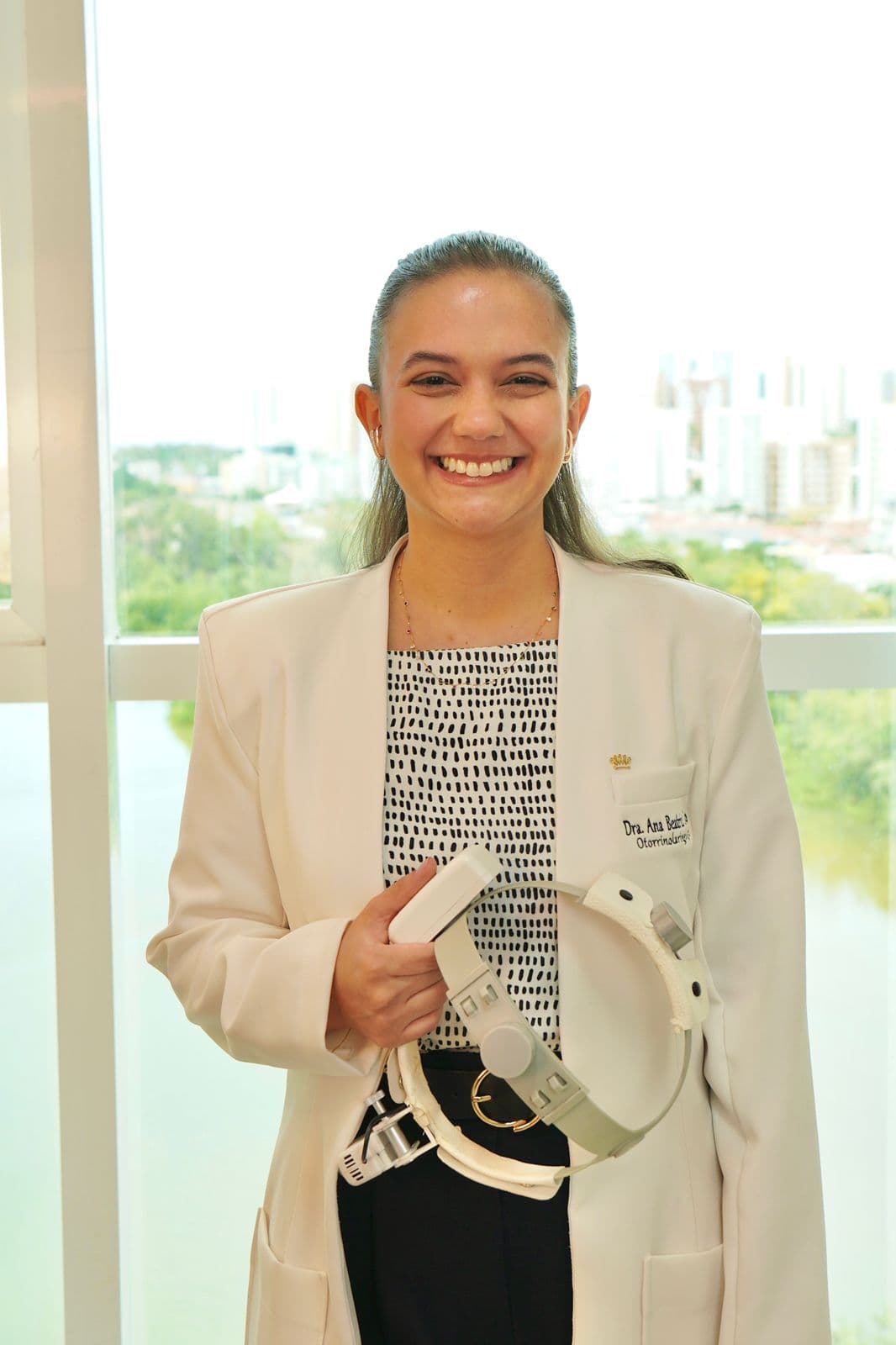 Dra. Ana Beatriz Cardoso sorrindo no consultório